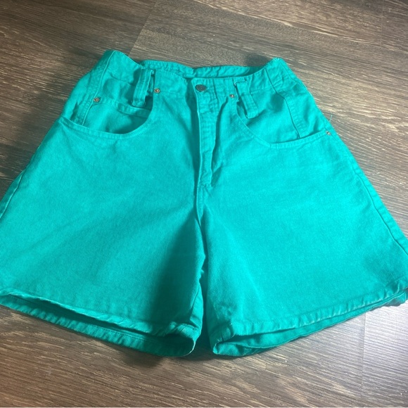 Vintage LEI.   Y2K from the 90’s.  Jeans shorts. Size 5.  Great condition - Picture 1 of 4
